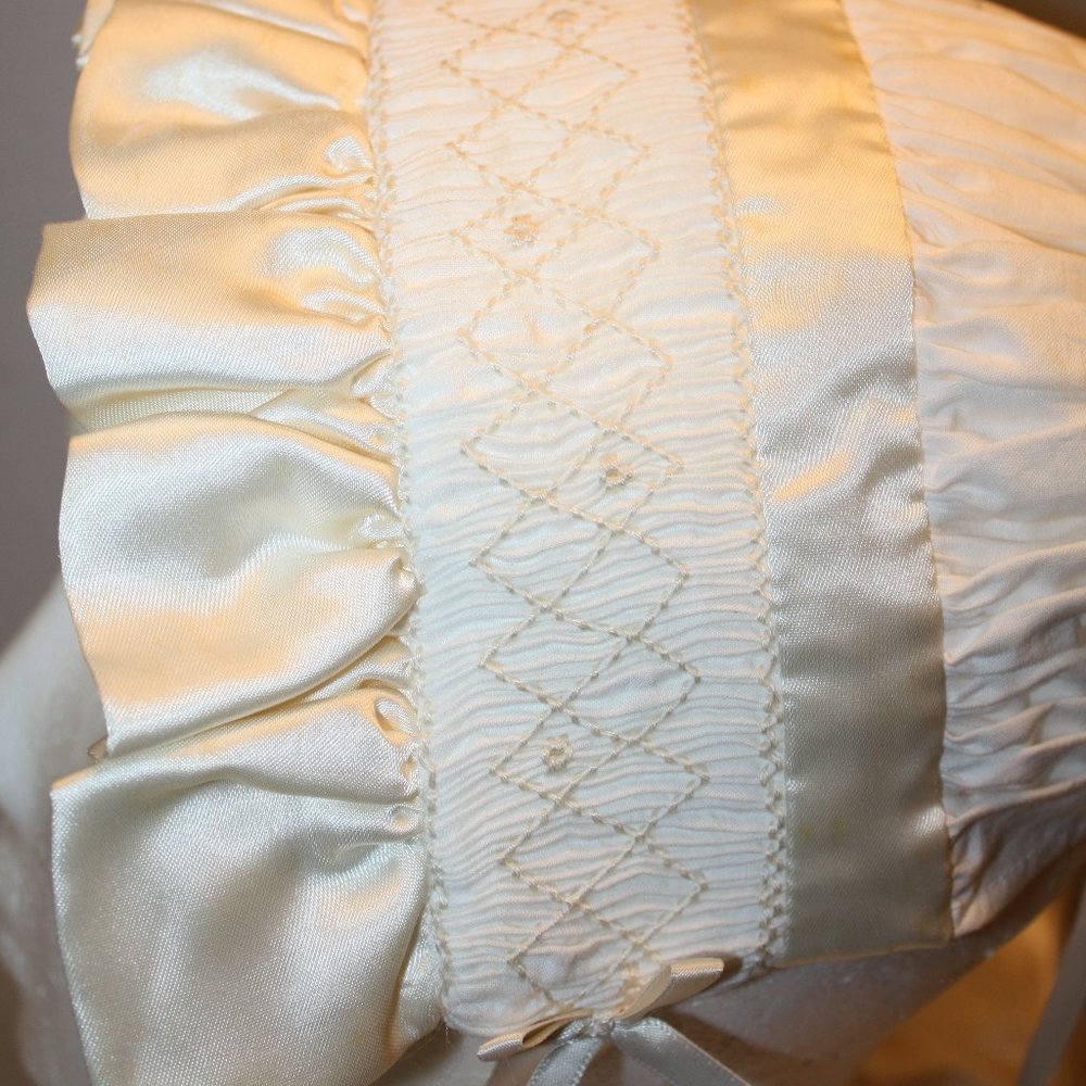NEW STRASBURG BELLA LUNA IVORY ON WHITE SMOCKED INFANT BONNET SZ L